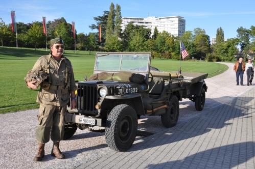 Thierry Francioli devant sa jeep américaine de la 2ème Guerre mondiale